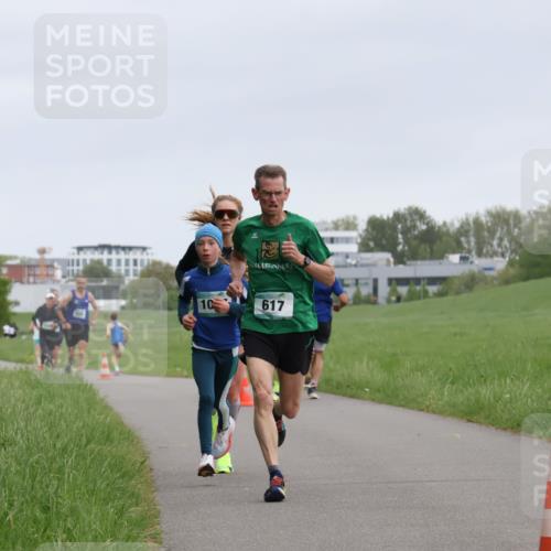 04.05.2025 - 8. Wedeler Halbmarathon Yannick Fuchs http://msf.ph/oto/7822402 04.05.2025 11:10:40 Laufen 10, 617 meine-sportfotos.de