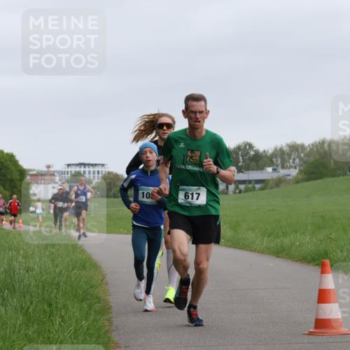 04.05.2025 - 8. Wedeler Halbmarathon Yannick Fuchs http://msf.ph/oto/7822441 04.05.2025 11:10:41 Laufen 10, 617 meine-sportfotos.de