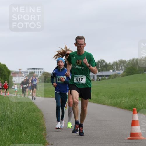 04.05.2025 - 8. Wedeler Halbmarathon Yannick Fuchs http://msf.ph/oto/7822447 04.05.2025 11:10:41 Laufen 617 meine-sportfotos.de