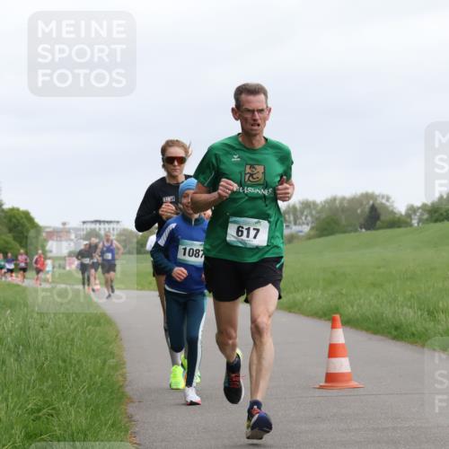 04.05.2025 - 8. Wedeler Halbmarathon Yannick Fuchs http://msf.ph/oto/7822496 04.05.2025 11:10:42 Laufen 1087, 617 meine-sportfotos.de
