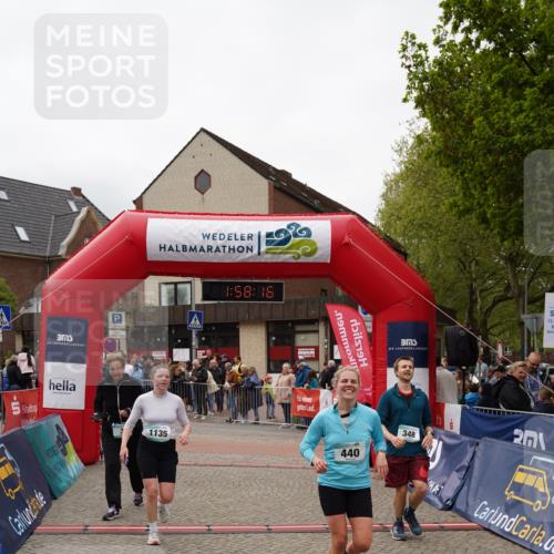 04.05.2025 - 8. Wedeler Halbmarathon Felixshl http://msf.ph/oto/7822552 04.05.2025 11:58:14 Ziel 3, 348, 440, 1135 meine-sportfotos.de