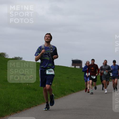 04.05.2025 - 8. Wedeler Halbmarathon Yannick Fuchs http://msf.ph/oto/7822612 04.05.2025 11:29:46 Laufen 395, 527 meine-sportfotos.de