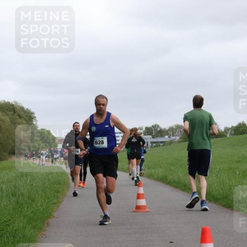 04.05.2025 - 8. Wedeler Halbmarathon Yannick Fuchs http://msf.ph/oto/7822676 04.05.2025 11:10:52 Laufen 628 meine-sportfotos.de