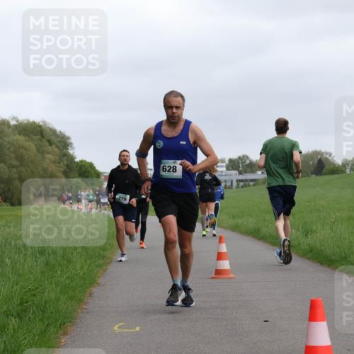04.05.2025 - 8. Wedeler Halbmarathon Yannick Fuchs http://msf.ph/oto/7822712 04.05.2025 11:10:53 Laufen 279, 628 meine-sportfotos.de