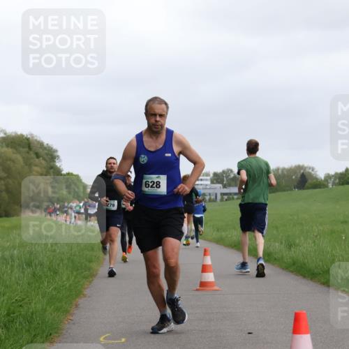 04.05.2025 - 8. Wedeler Halbmarathon Yannick Fuchs http://msf.ph/oto/7822735 04.05.2025 11:10:53 Laufen 279, 628 meine-sportfotos.de