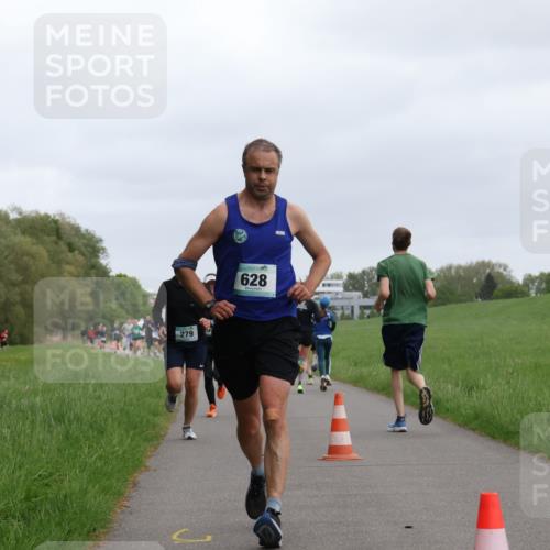 04.05.2025 - 8. Wedeler Halbmarathon Yannick Fuchs http://msf.ph/oto/7822752 04.05.2025 11:10:53 Laufen 279, 628 meine-sportfotos.de