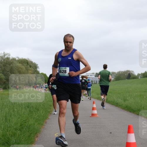 04.05.2025 - 8. Wedeler Halbmarathon Yannick Fuchs http://msf.ph/oto/7822787 04.05.2025 11:10:54 Laufen 628 meine-sportfotos.de