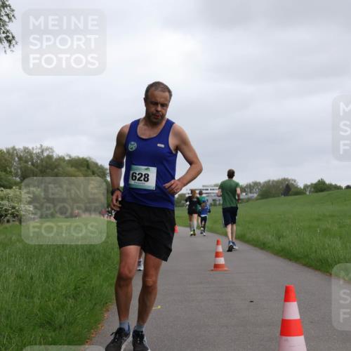 04.05.2025 - 8. Wedeler Halbmarathon Yannick Fuchs http://msf.ph/oto/7822800 04.05.2025 11:10:54 Laufen 628 meine-sportfotos.de