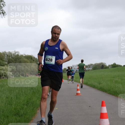 04.05.2025 - 8. Wedeler Halbmarathon Yannick Fuchs http://msf.ph/oto/7822807 04.05.2025 11:10:54 Laufen 628 meine-sportfotos.de
