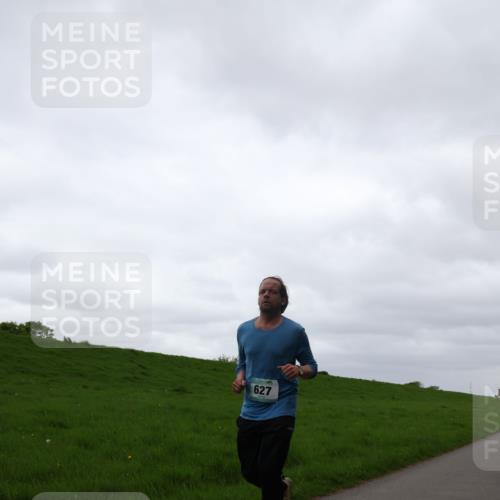 04.05.2025 - 8. Wedeler Halbmarathon Yannick Fuchs http://msf.ph/oto/7822833 04.05.2025 12:15:04 Laufen 627 meine-sportfotos.de