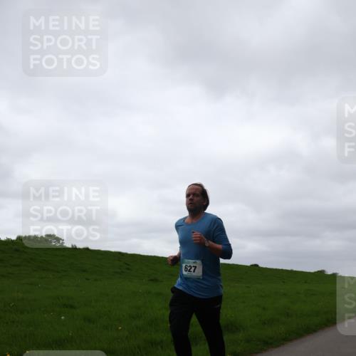 04.05.2025 - 8. Wedeler Halbmarathon Yannick Fuchs http://msf.ph/oto/7822840 04.05.2025 12:15:04 Laufen 627 meine-sportfotos.de
