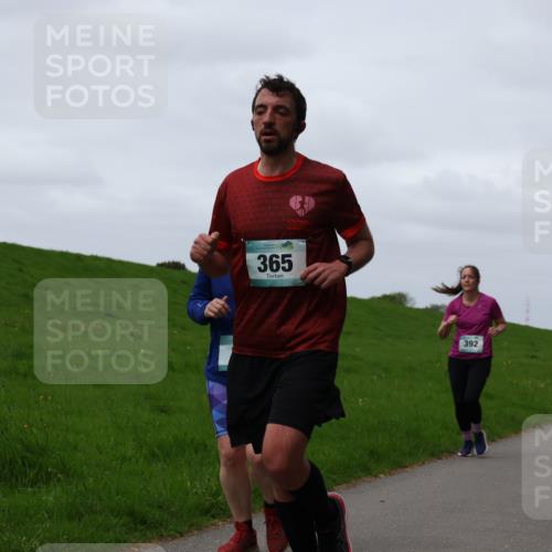 04.05.2025 - 8. Wedeler Halbmarathon Yannick Fuchs http://msf.ph/oto/7822908 04.05.2025 11:29:54 Laufen 365, 392 meine-sportfotos.de