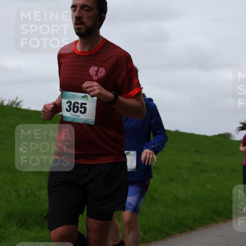 04.05.2025 - 8. Wedeler Halbmarathon Yannick Fuchs http://msf.ph/oto/7822913 04.05.2025 11:29:55 Laufen 365, 392 meine-sportfotos.de