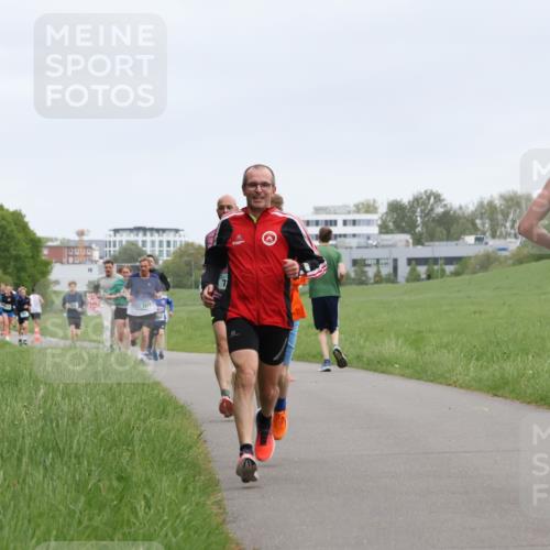 04.05.2025 - 8. Wedeler Halbmarathon Yannick Fuchs http://msf.ph/oto/7822923 04.05.2025 11:11:00 Laufen 1077 meine-sportfotos.de