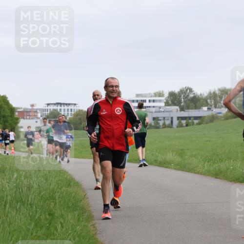 04.05.2025 - 8. Wedeler Halbmarathon Yannick Fuchs http://msf.ph/oto/7822930 04.05.2025 11:11:00 Laufen 1077 meine-sportfotos.de