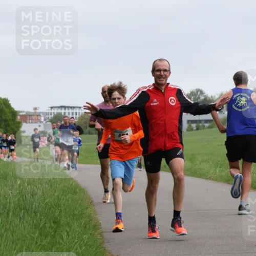 04.05.2025 - 8. Wedeler Halbmarathon Yannick Fuchs http://msf.ph/oto/7822970 04.05.2025 11:11:01 Laufen 1077 meine-sportfotos.de