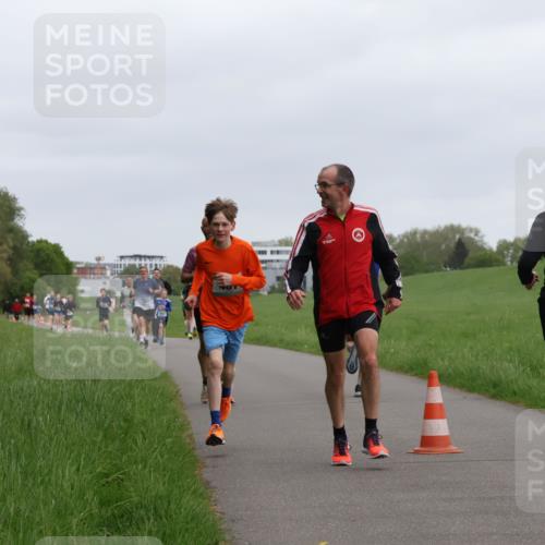 04.05.2025 - 8. Wedeler Halbmarathon Yannick Fuchs http://msf.ph/oto/7823023 04.05.2025 11:11:01 Laufen 10000 meine-sportfotos.de
