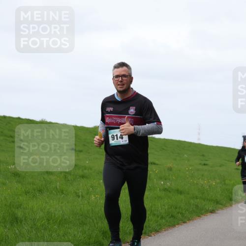 04.05.2025 - 8. Wedeler Halbmarathon Yannick Fuchs http://msf.ph/oto/7823032 04.05.2025 11:30:06 Laufen 914, 126, 67, 954, 9 meine-sportfotos.de