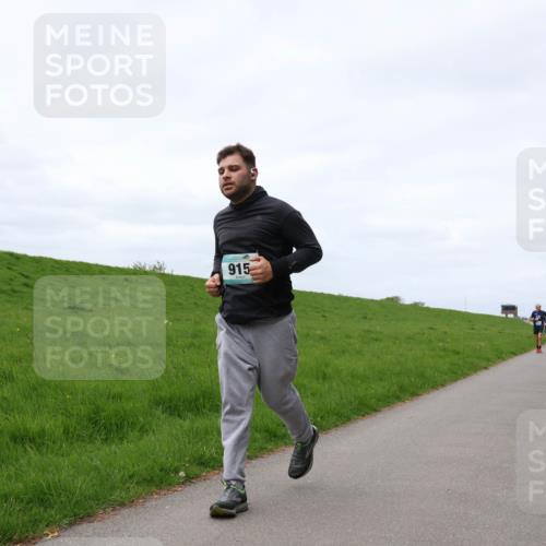 04.05.2025 - 8. Wedeler Halbmarathon Yannick Fuchs http://msf.ph/oto/7823093 04.05.2025 11:52:31 Laufen 915 meine-sportfotos.de
