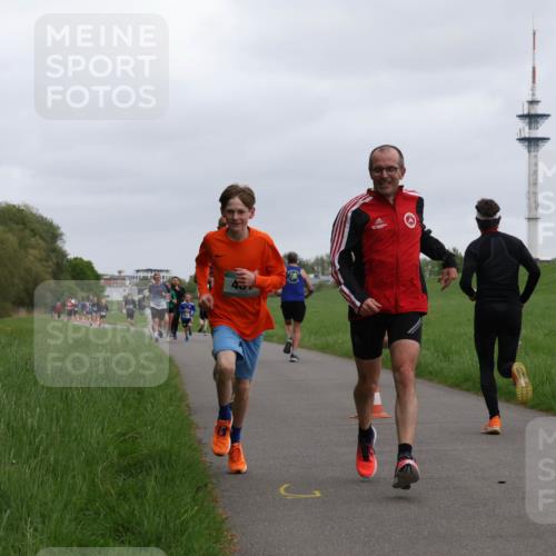 04.05.2025 - 8. Wedeler Halbmarathon Yannick Fuchs http://msf.ph/oto/7823138 04.05.2025 11:11:03 Laufen 45 meine-sportfotos.de