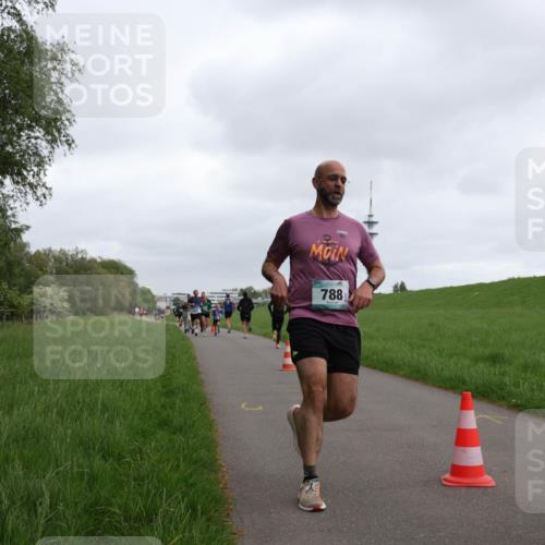 04.05.2025 - 8. Wedeler Halbmarathon Yannick Fuchs http://msf.ph/oto/7823261 04.05.2025 11:11:06 Laufen 788 meine-sportfotos.de