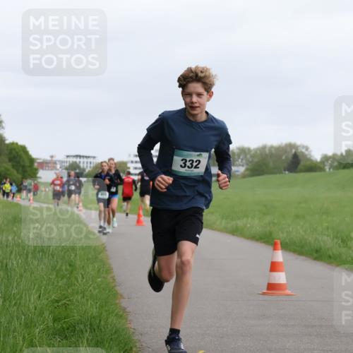 04.05.2025 - 8. Wedeler Halbmarathon Yannick Fuchs http://msf.ph/oto/7823590 04.05.2025 11:11:18 Laufen 332 meine-sportfotos.de