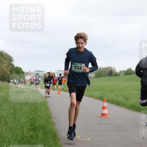 04.05.2025 - 8. Wedeler Halbmarathon Yannick Fuchs http://msf.ph/oto/7823602 04.05.2025 11:11:19 Laufen 332, 27 meine-sportfotos.de