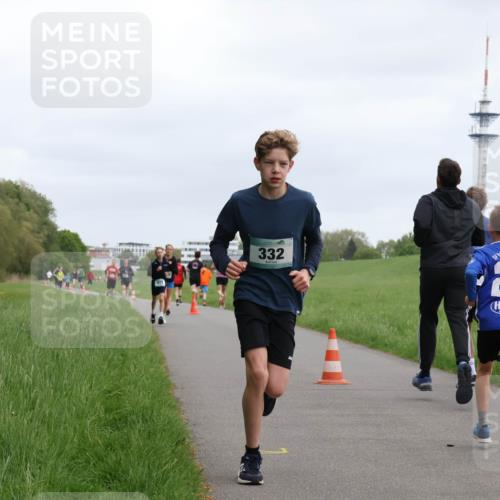 04.05.2025 - 8. Wedeler Halbmarathon Yannick Fuchs http://msf.ph/oto/7823619 04.05.2025 11:11:19 Laufen 332, 27 meine-sportfotos.de