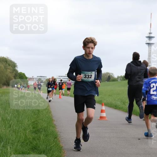04.05.2025 - 8. Wedeler Halbmarathon Yannick Fuchs http://msf.ph/oto/7823625 04.05.2025 11:11:19 Laufen 332, 27 meine-sportfotos.de