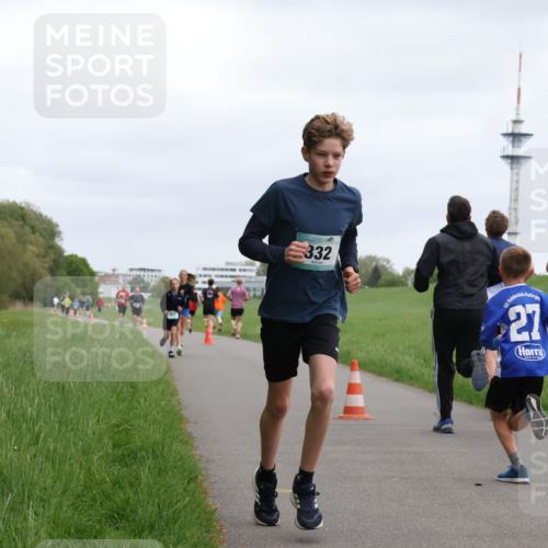 04.05.2025 - 8. Wedeler Halbmarathon Yannick Fuchs http://msf.ph/oto/7823629 04.05.2025 11:11:19 Laufen 332, 27 meine-sportfotos.de