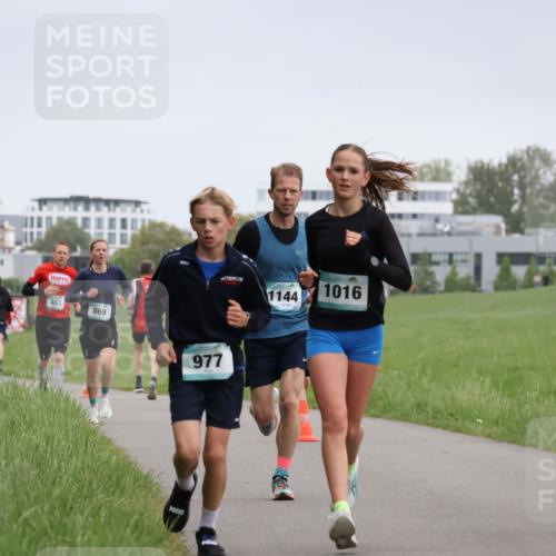 04.05.2025 - 8. Wedeler Halbmarathon Yannick Fuchs http://msf.ph/oto/7823702 04.05.2025 11:11:22 Laufen 463, 869, 1144, 162, 977, 1016 meine-sportfotos.de