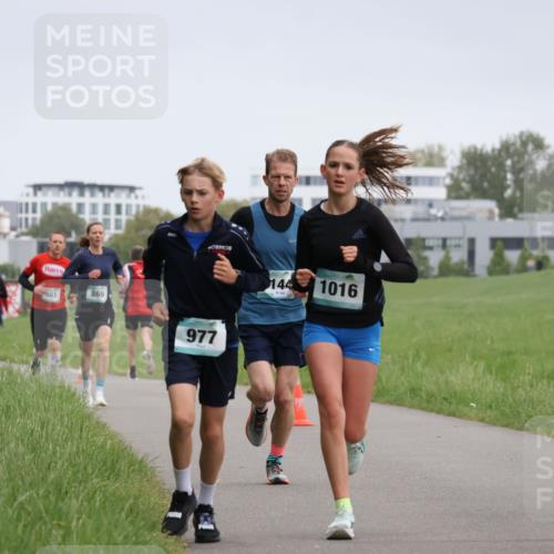 04.05.2025 - 8. Wedeler Halbmarathon Yannick Fuchs http://msf.ph/oto/7823707 04.05.2025 11:11:22 Laufen 463, 869, 977, 144, 1016 meine-sportfotos.de