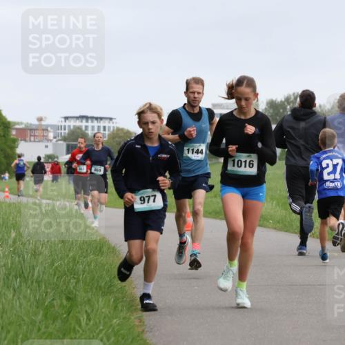 04.05.2025 - 8. Wedeler Halbmarathon Yannick Fuchs http://msf.ph/oto/7823714 04.05.2025 11:11:23 Laufen 463, 869, 1144, 162, 977, 1016, 27 meine-sportfotos.de