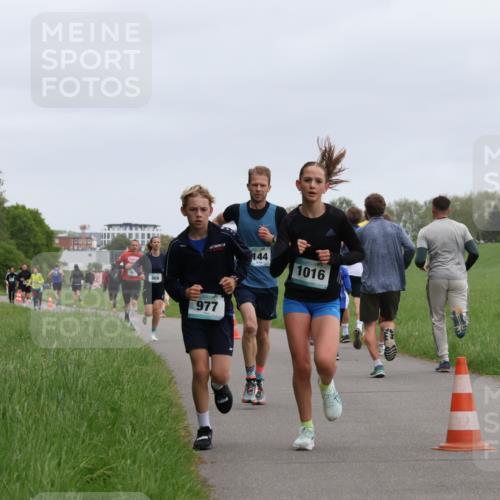 04.05.2025 - 8. Wedeler Halbmarathon Yannick Fuchs http://msf.ph/oto/7823745 04.05.2025 11:11:24 Laufen 10000, 869, 977, 144, 1016 meine-sportfotos.de