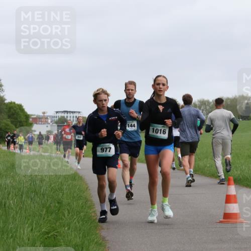 04.05.2025 - 8. Wedeler Halbmarathon Yannick Fuchs http://msf.ph/oto/7823752 04.05.2025 11:11:24 Laufen 1000, 869, 977, 144, 1016 meine-sportfotos.de