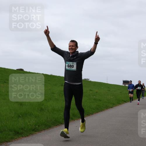 04.05.2025 - 8. Wedeler Halbmarathon Yannick Fuchs http://msf.ph/oto/7823754 04.05.2025 11:30:47 Laufen 680, 157 meine-sportfotos.de