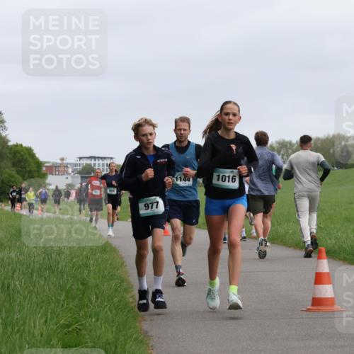 04.05.2025 - 8. Wedeler Halbmarathon Yannick Fuchs http://msf.ph/oto/7823755 04.05.2025 11:11:24 Laufen 1009, 463, 977, 1144, 1016 meine-sportfotos.de
