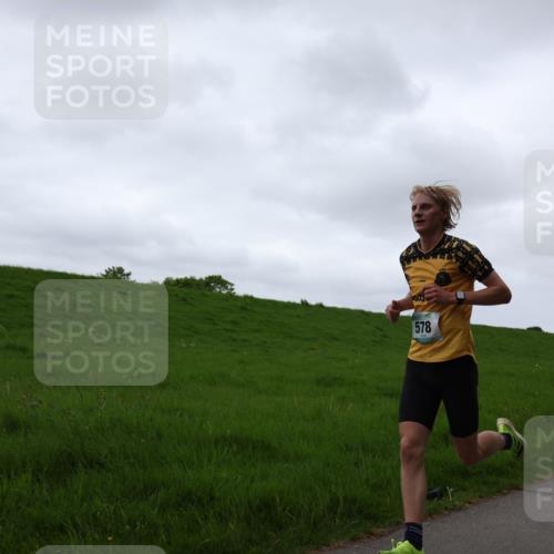 04.05.2025 - 8. Wedeler Halbmarathon Yannick Fuchs http://msf.ph/oto/7824038 04.05.2025 11:11:33 Laufen 578 meine-sportfotos.de