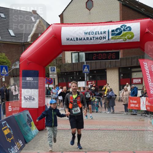 04.05.2025 - 8. Wedeler Halbmarathon Felixshl http://msf.ph/oto/7824195 04.05.2025 12:00:24 Ziel 453, 543, 560 meine-sportfotos.de