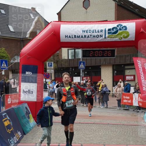 04.05.2025 - 8. Wedeler Halbmarathon Felixshl http://msf.ph/oto/7824231 04.05.2025 12:00:24 Ziel 453, 543, 560 meine-sportfotos.de