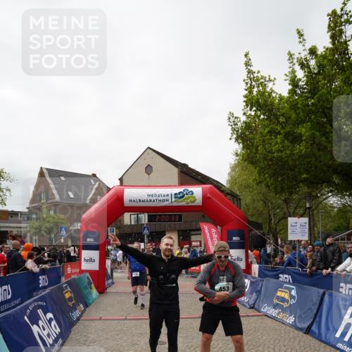 04.05.2025 - 8. Wedeler Halbmarathon Felixshl http://msf.ph/oto/7824430 04.05.2025 12:00:31 Ziel 114, 453, 518, 560, 821 meine-sportfotos.de