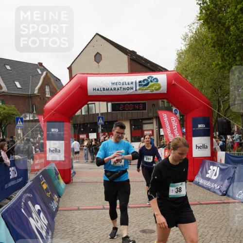 04.05.2025 - 8. Wedeler Halbmarathon Felixshl http://msf.ph/oto/7824617 04.05.2025 12:00:41 Ziel 38, 241, 410 meine-sportfotos.de