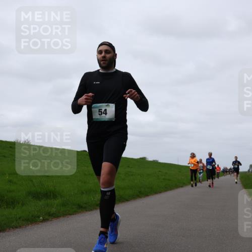 04.05.2025 - 8. Wedeler Halbmarathon Yannick Fuchs http://msf.ph/oto/7824644 04.05.2025 11:31:45 Laufen 54 meine-sportfotos.de