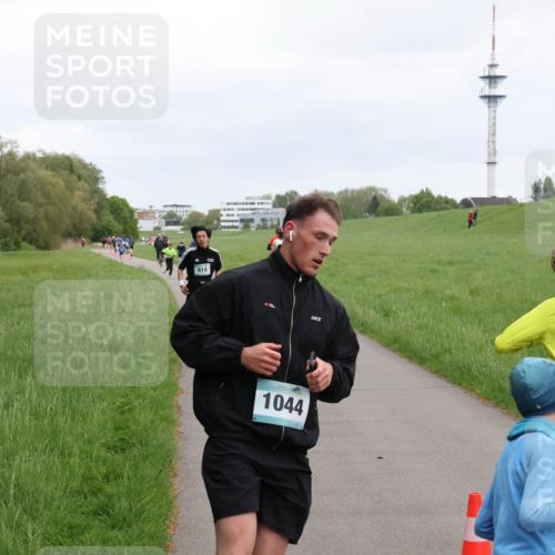 04.05.2025 - 8. Wedeler Halbmarathon Yannick Fuchs http://msf.ph/oto/7824656 04.05.2025 11:11:52 Laufen 8141, 1044 meine-sportfotos.de