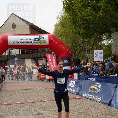 04.05.2025 - 8. Wedeler Halbmarathon Felixshl http://msf.ph/oto/7824719 04.05.2025 12:00:45 Ziel 141, 241, 988 meine-sportfotos.de