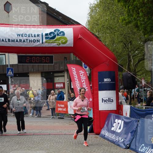04.05.2025 - 8. Wedeler Halbmarathon Felixshl http://msf.ph/oto/7824758 04.05.2025 12:00:48 Ziel 141, 987, 988, 1177 meine-sportfotos.de