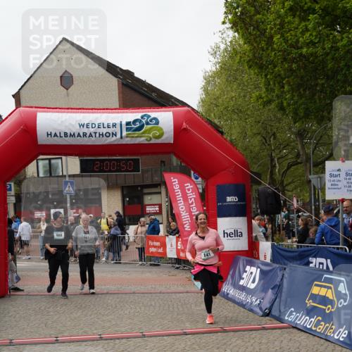 04.05.2025 - 8. Wedeler Halbmarathon Felixshl http://msf.ph/oto/7824769 04.05.2025 12:00:48 Ziel 141, 987, 988, 1177 meine-sportfotos.de