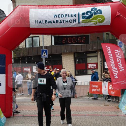 04.05.2025 - 8. Wedeler Halbmarathon Felixshl http://msf.ph/oto/7824803 04.05.2025 12:00:50 Ziel 141, 987, 988, 1177 meine-sportfotos.de