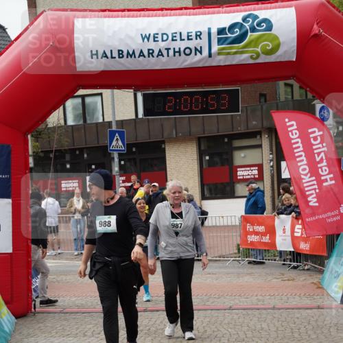 04.05.2025 - 8. Wedeler Halbmarathon Felixshl http://msf.ph/oto/7824813 04.05.2025 12:00:50 Ziel 141, 987, 988, 1177 meine-sportfotos.de