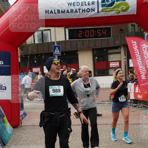 04.05.2025 - 8. Wedeler Halbmarathon Felixshl http://msf.ph/oto/7824842 04.05.2025 12:00:52 Ziel 141, 987, 988, 1177 meine-sportfotos.de